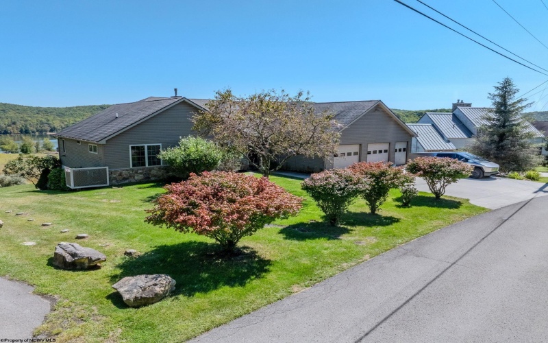 42 Lakeview Drive, Terra Alta, West Virginia 26764, 4 Bedrooms Bedrooms, 17 Rooms Rooms,3 BathroomsBathrooms,Single Family Detached,For Sale,Lakeview,10161476