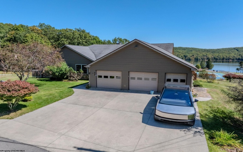 42 Lakeview Drive, Terra Alta, West Virginia 26764, 4 Bedrooms Bedrooms, 17 Rooms Rooms,3 BathroomsBathrooms,Single Family Detached,For Sale,Lakeview,10161476