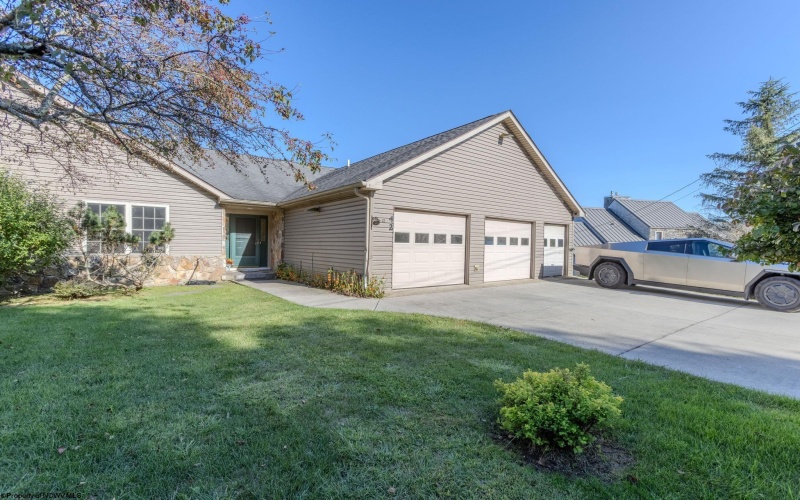42 Lakeview Drive, Terra Alta, West Virginia 26764, 4 Bedrooms Bedrooms, 17 Rooms Rooms,3 BathroomsBathrooms,Single Family Detached,For Sale,Lakeview,10161476