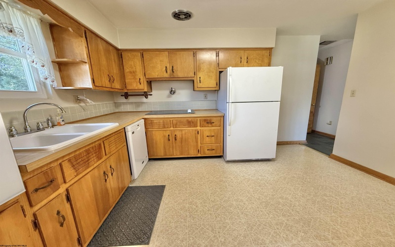 636 Easy Street, Bridgeport, West Virginia 26330, 3 Bedrooms Bedrooms, 8 Rooms Rooms,2 BathroomsBathrooms,Single Family Detached,For Sale,Easy,10161475
