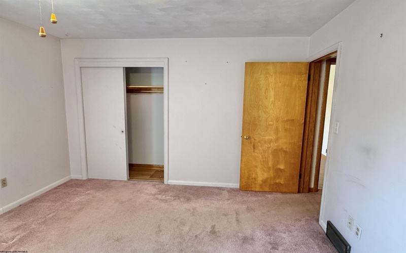 636 Easy Street, Bridgeport, West Virginia 26330, 3 Bedrooms Bedrooms, 8 Rooms Rooms,2 BathroomsBathrooms,Single Family Detached,For Sale,Easy,10161475