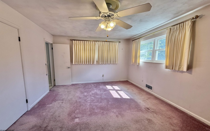 636 Easy Street, Bridgeport, West Virginia 26330, 3 Bedrooms Bedrooms, 8 Rooms Rooms,2 BathroomsBathrooms,Single Family Detached,For Sale,Easy,10161475