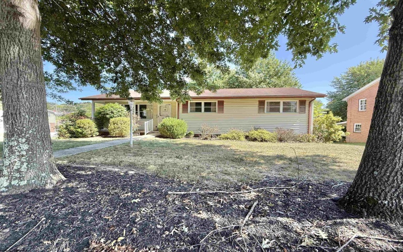 636 Easy Street, Bridgeport, West Virginia 26330, 3 Bedrooms Bedrooms, 8 Rooms Rooms,2 BathroomsBathrooms,Single Family Detached,For Sale,Easy,10161475