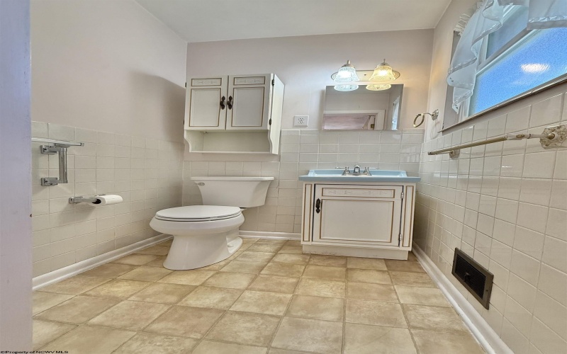 636 Easy Street, Bridgeport, West Virginia 26330, 3 Bedrooms Bedrooms, 8 Rooms Rooms,2 BathroomsBathrooms,Single Family Detached,For Sale,Easy,10161475