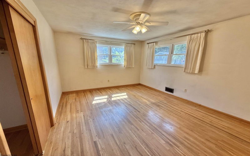 636 Easy Street, Bridgeport, West Virginia 26330, 3 Bedrooms Bedrooms, 8 Rooms Rooms,2 BathroomsBathrooms,Single Family Detached,For Sale,Easy,10161475