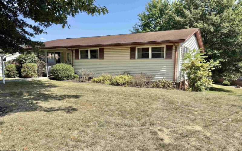 636 Easy Street, Bridgeport, West Virginia 26330, 3 Bedrooms Bedrooms, 8 Rooms Rooms,2 BathroomsBathrooms,Single Family Detached,For Sale,Easy,10161475