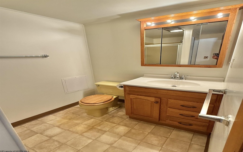 636 Easy Street, Bridgeport, West Virginia 26330, 3 Bedrooms Bedrooms, 8 Rooms Rooms,2 BathroomsBathrooms,Single Family Detached,For Sale,Easy,10161475