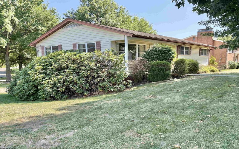 636 Easy Street, Bridgeport, West Virginia 26330, 3 Bedrooms Bedrooms, 8 Rooms Rooms,2 BathroomsBathrooms,Single Family Detached,For Sale,Easy,10161475