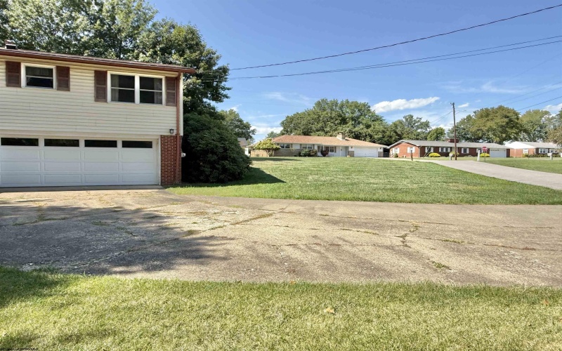 636 Easy Street, Bridgeport, West Virginia 26330, 3 Bedrooms Bedrooms, 8 Rooms Rooms,2 BathroomsBathrooms,Single Family Detached,For Sale,Easy,10161475