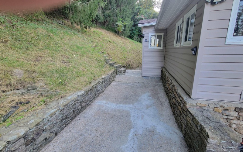 1060 Brookside Drive, Fairmont, West Virginia 26554, 2 Bedrooms Bedrooms, 6 Rooms Rooms,1 BathroomBathrooms,Single Family Detached,For Sale,Brookside,10161471