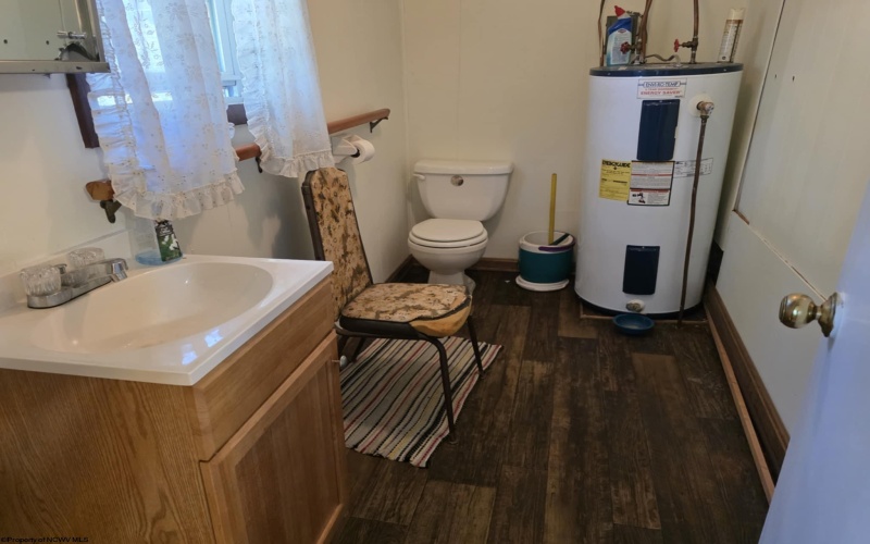 10 Center Street, Rowlesburg, West Virginia 26425, 1 Bedroom Bedrooms, 4 Rooms Rooms,1 BathroomBathrooms,Single Family Detached,For Sale,Center,10161510