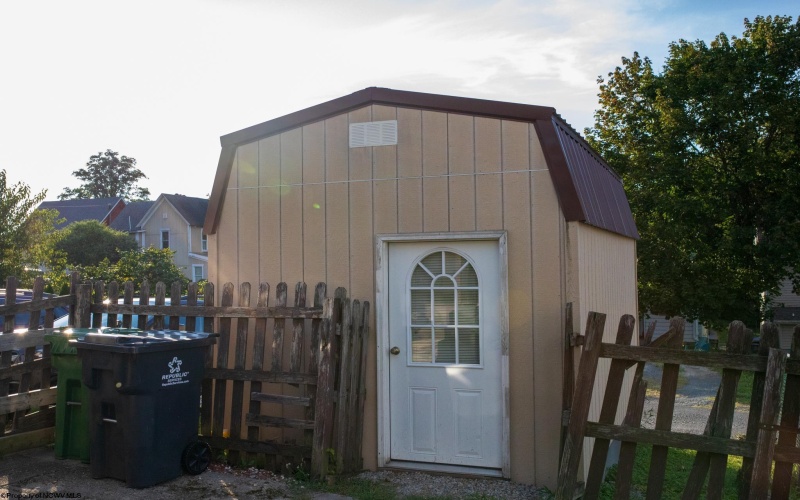 445 Center Street, Morgantown, West Virginia 26505, 3 Bedrooms Bedrooms, 5 Rooms Rooms,1 BathroomBathrooms,Single Family Detached,For Sale,Center,10161524