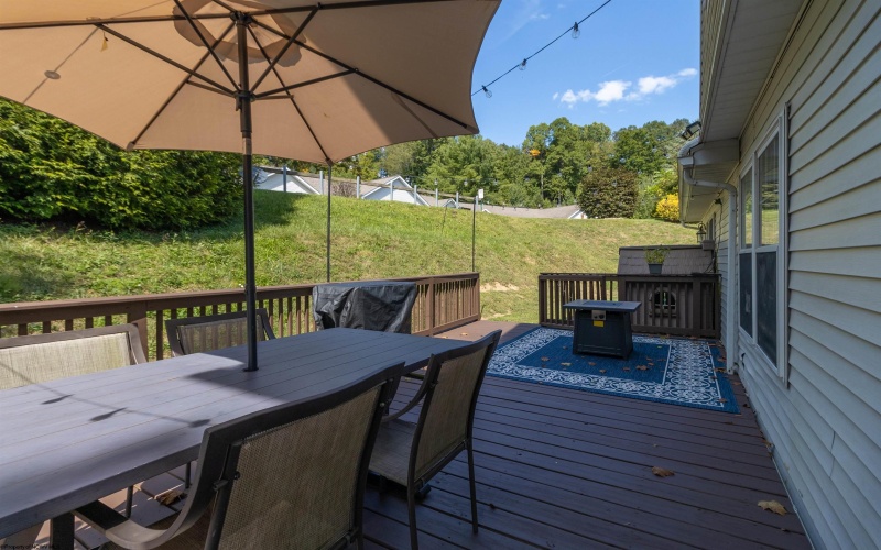 110 Patio Drive, Fairmont, West Virginia 26554, 4 Bedrooms Bedrooms, 8 Rooms Rooms,3 BathroomsBathrooms,Single Family Detached,For Sale,Patio,10161517