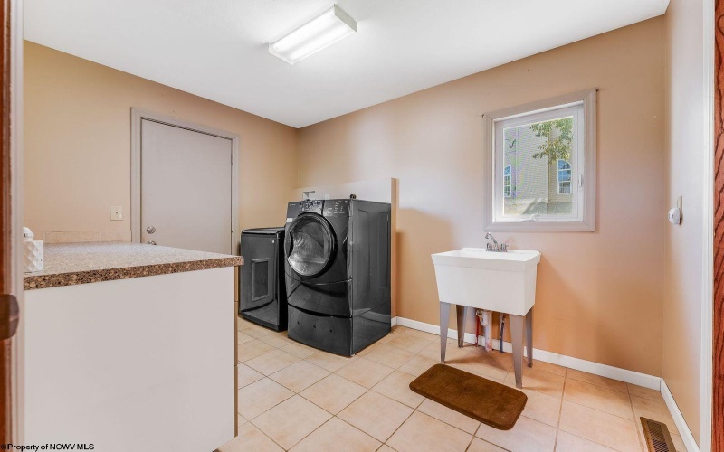 1402 Arcadia Drive, Fairmont, West Virginia 26554, 3 Bedrooms Bedrooms, 7 Rooms Rooms,3 BathroomsBathrooms,Single Family Detached,For Sale,Arcadia,10161536