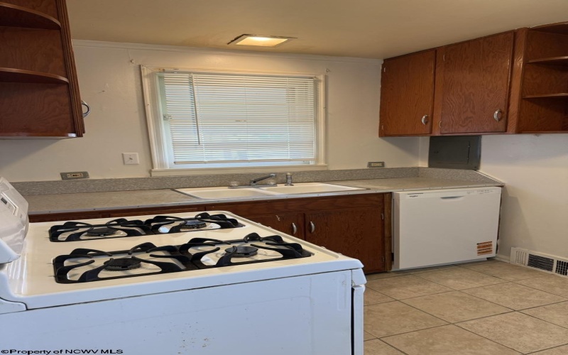 1523 16th Street, Clarksburg, West Virginia 26301, 2 Bedrooms Bedrooms, 6 Rooms Rooms,1 BathroomBathrooms,Single Family Detached,For Sale,16th,10161547