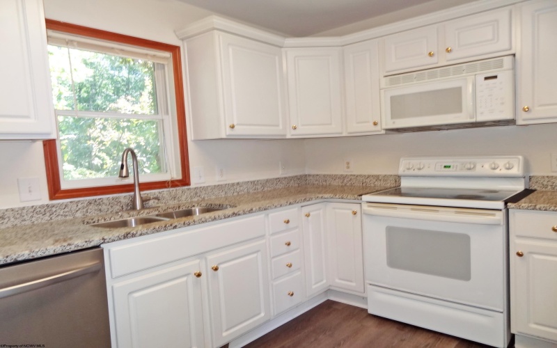 113 Cadet Court, Morgantown, West Virginia 26508, 3 Bedrooms Bedrooms, 9 Rooms Rooms,3 BathroomsBathrooms,Single Family Attached,For Sale,Cadet,10161559
