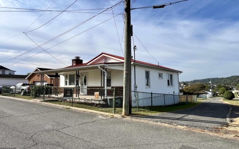 1717 Gould Avenue, Clarksburg, West Virginia 26301, 2 Bedrooms Bedrooms, 4 Rooms Rooms,1 BathroomBathrooms,Single Family Detached,For Sale,Gould,10161568