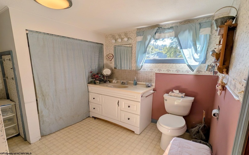 43 Kennedy Street, Hepzibah, West Virginia 26404, 2 Bedrooms Bedrooms, 5 Rooms Rooms,1 BathroomBathrooms,Single Family Detached,For Sale,Kennedy,10161577