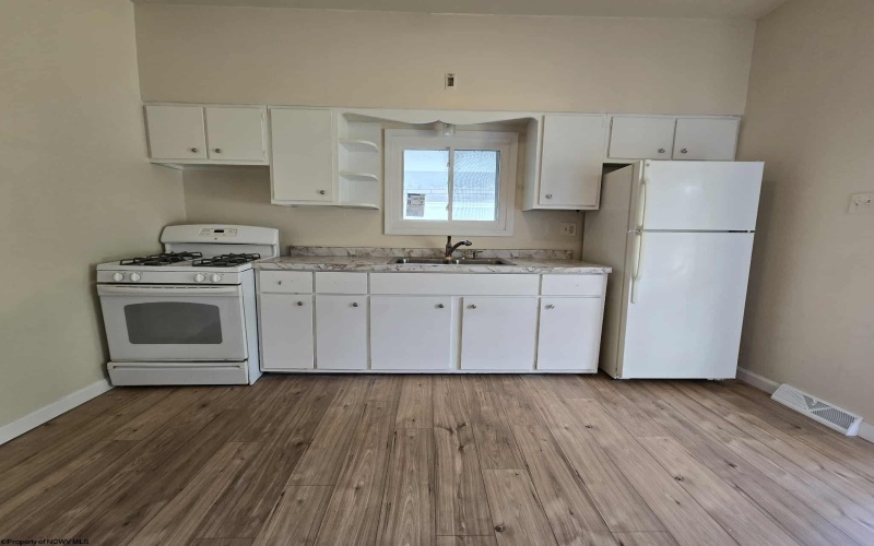 102 Weekley Street, Clarksburg, West Virginia 26301, 2 Bedrooms Bedrooms, 4 Rooms Rooms,1 BathroomBathrooms,Single Family Detached,For Sale,Weekley,10161597