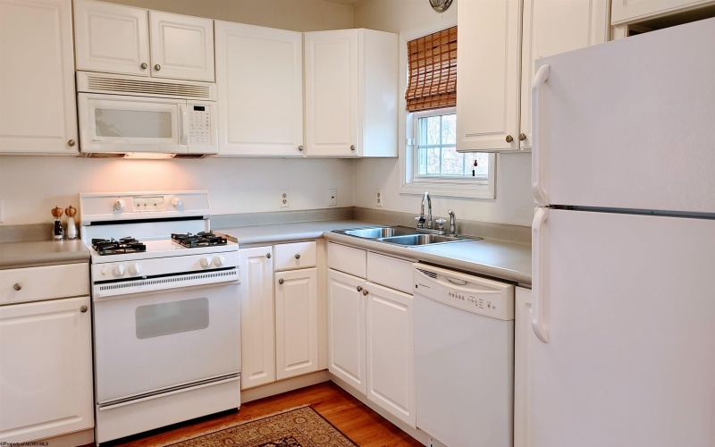 4014 Pinehurst Drive, Morgantown, West Virginia 26505, 2 Bedrooms Bedrooms, 5 Rooms Rooms,2 BathroomsBathrooms,Single Family Attached,For Sale,Pinehurst,10161626