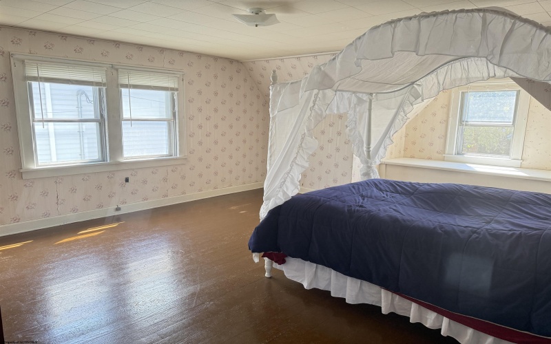 624 Park Avenue, Fairmont, West Virginia 26554, 4 Bedrooms Bedrooms, 6 Rooms Rooms,1 BathroomBathrooms,Single Family Detached,For Sale,Park,10161628