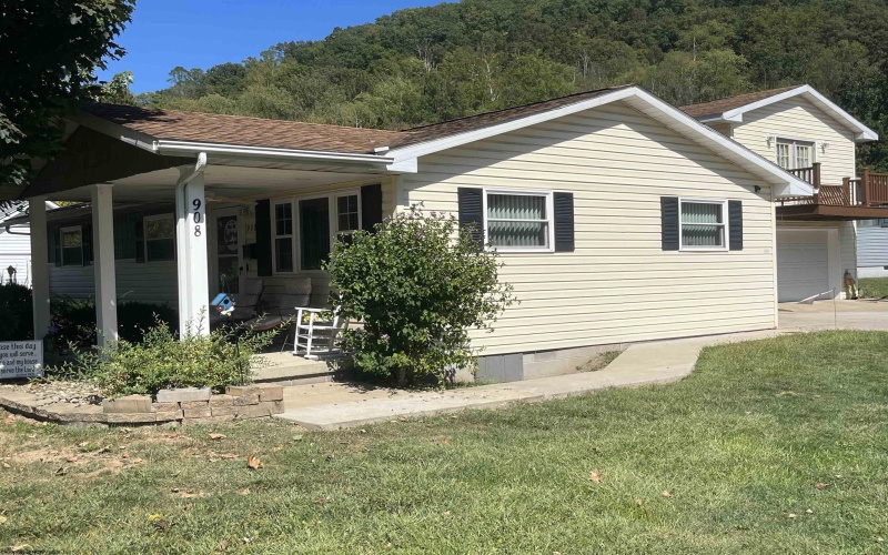 908 Main Avenue, Weston, West Virginia 26452, 3 Bedrooms Bedrooms, 7 Rooms Rooms,1 BathroomBathrooms,Single Family Detached,For Sale,Main,10161674