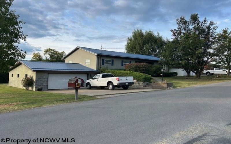 68 Crescent Avenue, Buckhannon, West Virginia 26201, 4 Bedrooms Bedrooms, 13 Rooms Rooms,1 BathroomBathrooms,Single Family Detached,For Sale,Crescent,10161678