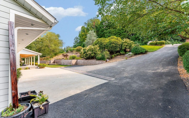 203 Jade Drive, Morgantown, West Virginia 26508, 5 Bedrooms Bedrooms, 13 Rooms Rooms,4 BathroomsBathrooms,Single Family Detached,For Sale,Jade,10161696