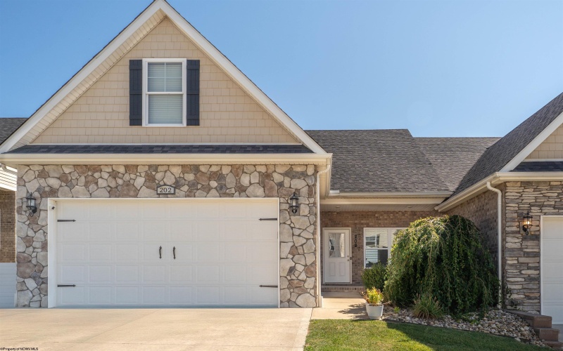 202 Red Oak Lane, Morgantown, West Virginia 26501, 3 Bedrooms Bedrooms, 7 Rooms Rooms,2 BathroomsBathrooms,Single Family Attached,For Sale,Red Oak,10161701