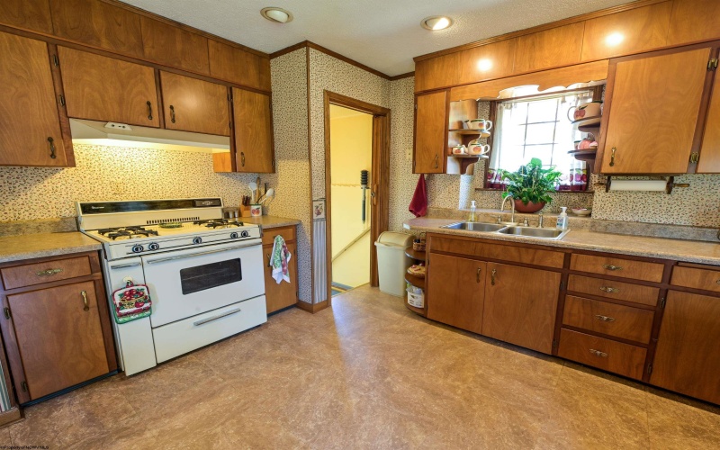 17 Ross Street, Fairmont, West Virginia 26554, 3 Bedrooms Bedrooms, 6 Rooms Rooms,1 BathroomBathrooms,Single Family Detached,For Sale,Ross,10161719