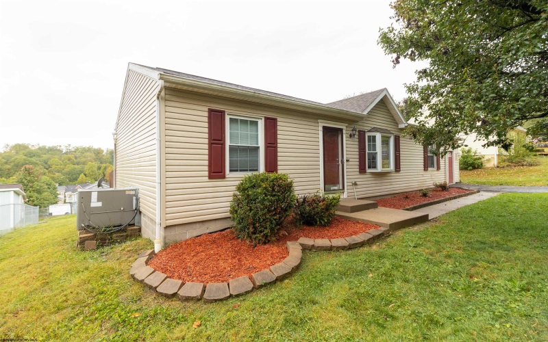 124 Stratford Drive, Bridgeport, West Virginia 26330, 3 Bedrooms Bedrooms, 6 Rooms Rooms,2 BathroomsBathrooms,Single Family Detached,For Sale,Stratford,10161715