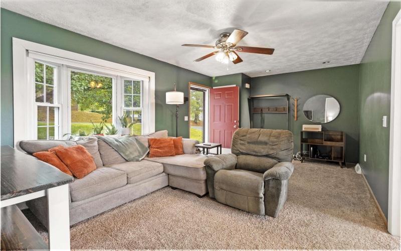 124 Stratford Drive, Bridgeport, West Virginia 26330, 3 Bedrooms Bedrooms, 6 Rooms Rooms,2 BathroomsBathrooms,Single Family Detached,For Sale,Stratford,10161715