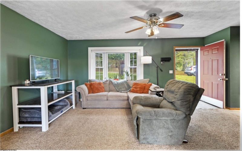 124 Stratford Drive, Bridgeport, West Virginia 26330, 3 Bedrooms Bedrooms, 6 Rooms Rooms,2 BathroomsBathrooms,Single Family Detached,For Sale,Stratford,10161715