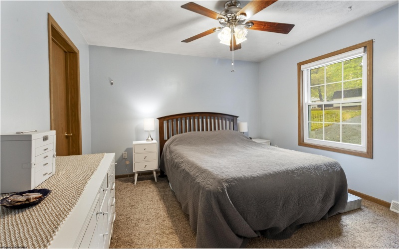 124 Stratford Drive, Bridgeport, West Virginia 26330, 3 Bedrooms Bedrooms, 6 Rooms Rooms,2 BathroomsBathrooms,Single Family Detached,For Sale,Stratford,10161715