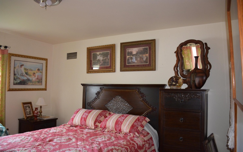 570 Locust Avenue, Weston, West Virginia 26452, 3 Bedrooms Bedrooms, 7 Rooms Rooms,2 BathroomsBathrooms,Single Family Detached,For Sale,Locust,10161750