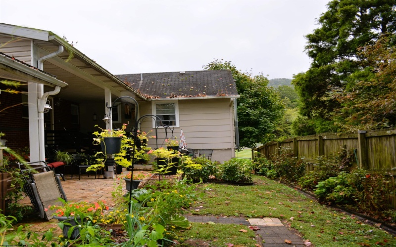 570 Locust Avenue, Weston, West Virginia 26452, 3 Bedrooms Bedrooms, 7 Rooms Rooms,2 BathroomsBathrooms,Single Family Detached,For Sale,Locust,10161750