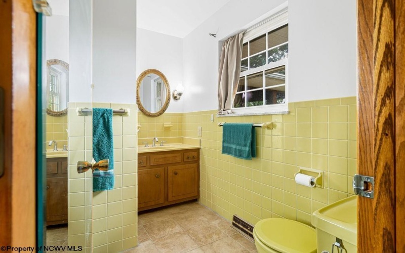 10 Greenwood Drive, Fairmont, West Virginia 26554, 3 Bedrooms Bedrooms, 9 Rooms Rooms,3 BathroomsBathrooms,Single Family Detached,For Sale,Greenwood,10161749