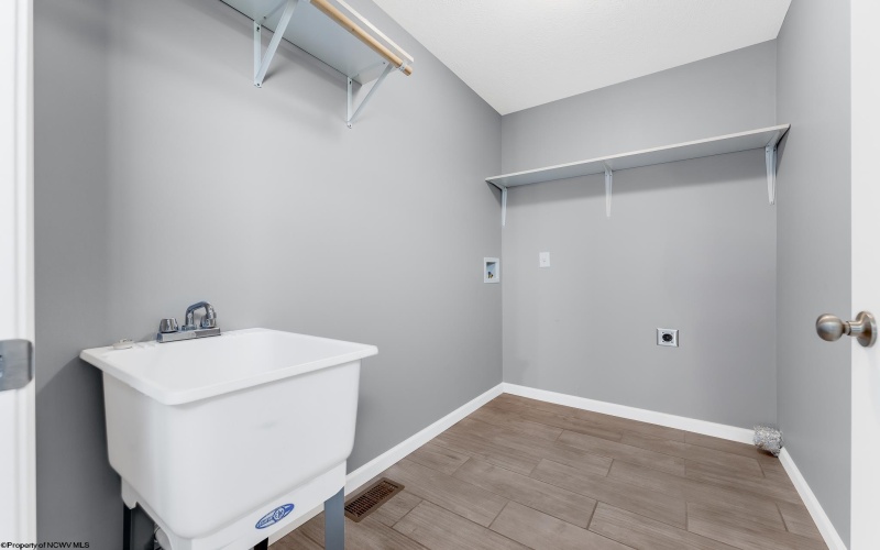 407 Kings Point Lane, Morgantown, West Virginia 26508, 4 Bedrooms Bedrooms, 7 Rooms Rooms,5 BathroomsBathrooms,Single Family Detached,For Sale,Kings Point,10161756