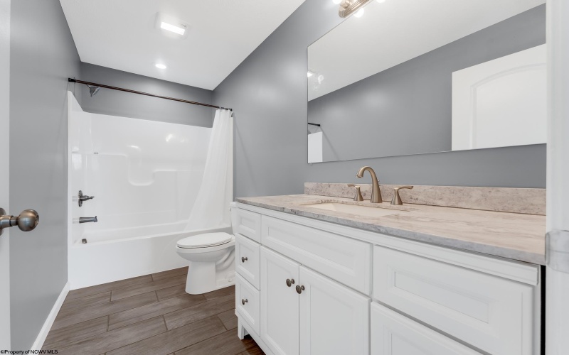407 Kings Point Lane, Morgantown, West Virginia 26508, 4 Bedrooms Bedrooms, 7 Rooms Rooms,5 BathroomsBathrooms,Single Family Detached,For Sale,Kings Point,10161756