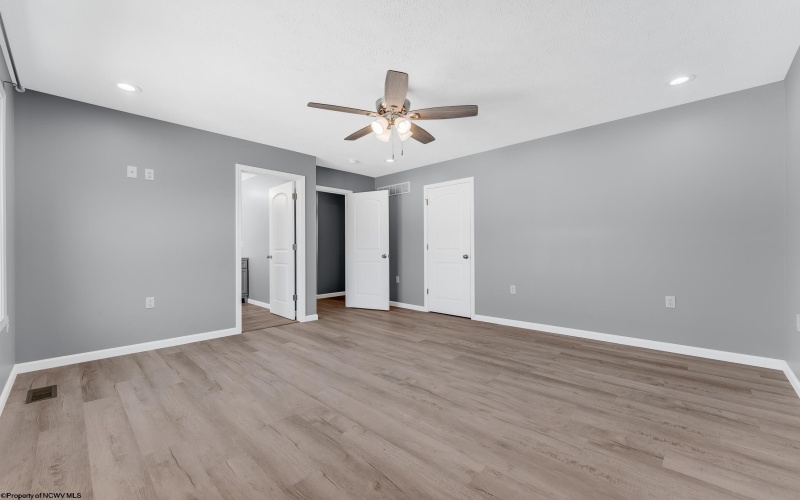 407 Kings Point Lane, Morgantown, West Virginia 26508, 4 Bedrooms Bedrooms, 7 Rooms Rooms,5 BathroomsBathrooms,Single Family Detached,For Sale,Kings Point,10161756