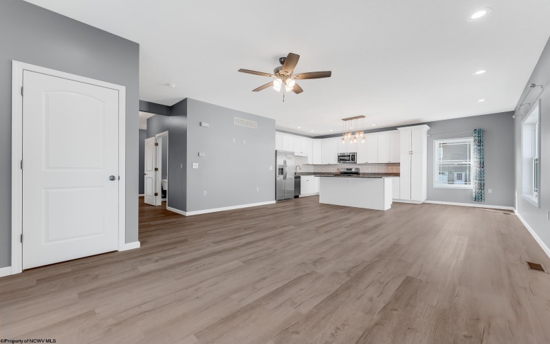 407 Kings Point Lane, Morgantown, West Virginia 26508, 4 Bedrooms Bedrooms, 7 Rooms Rooms,5 BathroomsBathrooms,Single Family Detached,For Sale,Kings Point,10161756