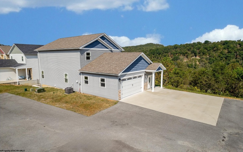 407 Kings Point Lane, Morgantown, West Virginia 26508, 4 Bedrooms Bedrooms, 7 Rooms Rooms,5 BathroomsBathrooms,Single Family Detached,For Sale,Kings Point,10161756