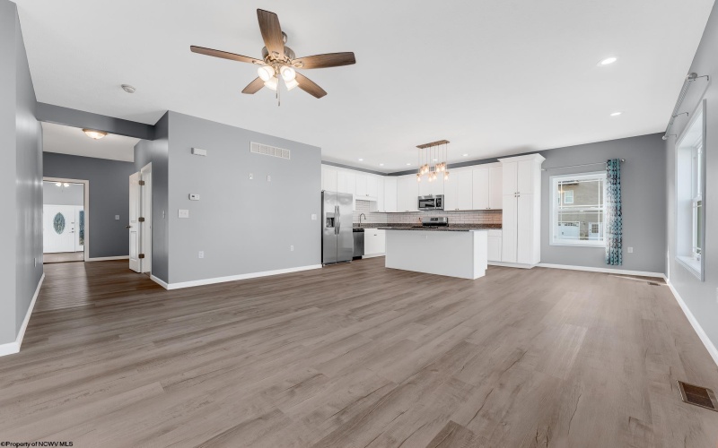 407 Kings Point Lane, Morgantown, West Virginia 26508, 4 Bedrooms Bedrooms, 7 Rooms Rooms,5 BathroomsBathrooms,Single Family Detached,For Sale,Kings Point,10161756