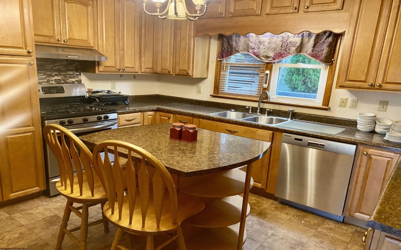 1619 Hoffman Avenue, Clarksburg, West Virginia 26301, 3 Bedrooms Bedrooms, 7 Rooms Rooms,2 BathroomsBathrooms,Single Family Detached,For Sale,Hoffman,10161760