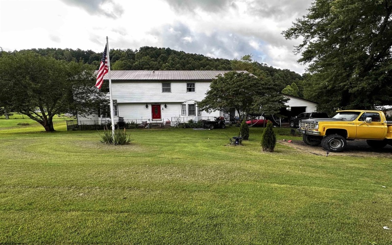 8613 Georgetown Road, Roanoke, West Virginia 26447, 5 Bedrooms Bedrooms, 9 Rooms Rooms,3 BathroomsBathrooms,Single Family Detached,For Sale,Georgetown,10161771