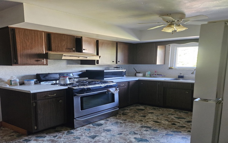 1448 Main Street, Granville, West Virginia 26501, ,Multi-unit/income,For Sale,Main,10161780