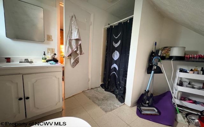 208 Logan Avenue, Morgantown, West Virginia 26501, 2 Bedrooms Bedrooms, 5 Rooms Rooms,1 BathroomBathrooms,Residential Rentals,For Rent,Logan,10161783