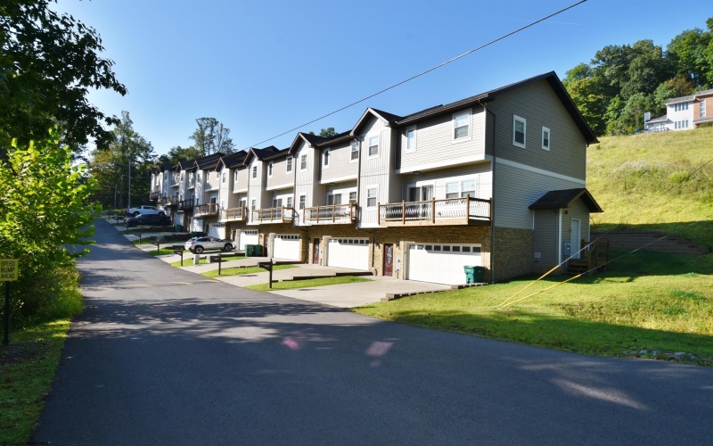 222 Timber Ridge Drive, Bridgeport, West Virginia 26330, 3 Bedrooms Bedrooms, 6 Rooms Rooms,3 BathroomsBathrooms,Residential Rentals,For Rent,Timber Ridge,10161834