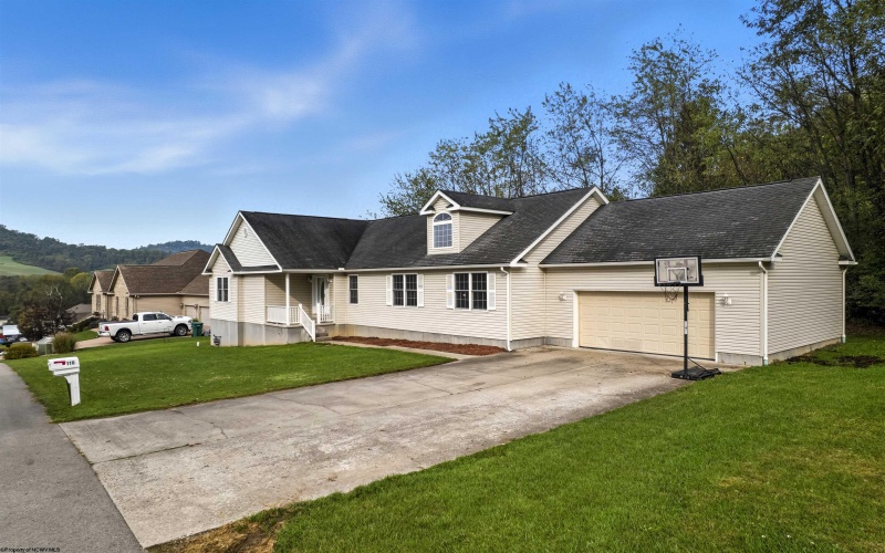 110 Woodmont Way, Fairmont, West Virginia 26554, 5 Bedrooms Bedrooms, 7 Rooms Rooms,3 BathroomsBathrooms,Single Family Detached,For Sale,Woodmont,10161845
