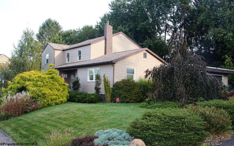 927 Fairfax Drive, Morgantown, West Virginia 26505, 4 Bedrooms Bedrooms, 11 Rooms Rooms,2 BathroomsBathrooms,Single Family Detached,For Sale,Fairfax,10161841